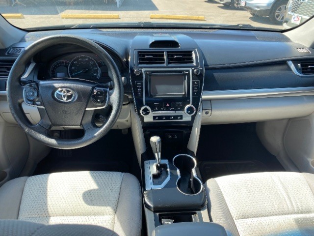 Toyota Camry Vehicle Full-screen Gallery Image 06