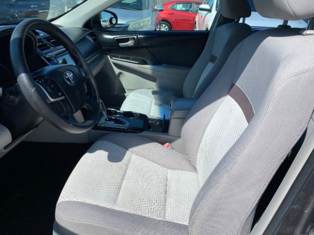 Toyota Camry Vehicle Full-screen Gallery Image 08