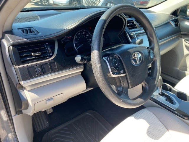 Toyota Camry Vehicle Full-screen Gallery Image 09