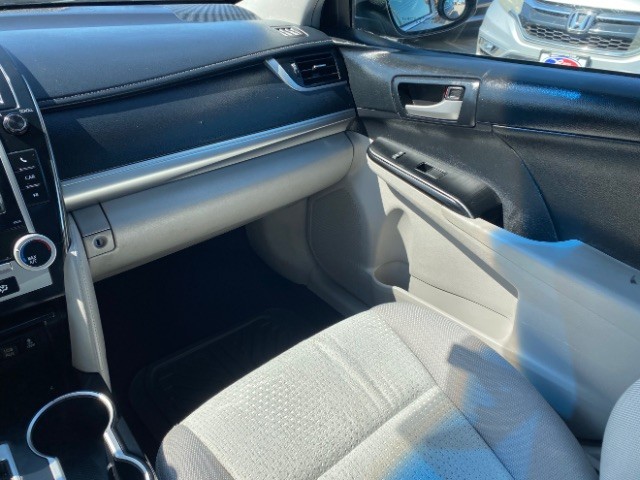 Toyota Camry Vehicle Full-screen Gallery Image 10