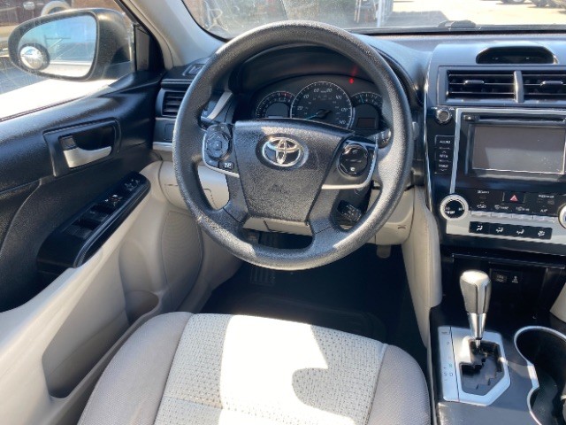 Toyota Camry Vehicle Full-screen Gallery Image 11