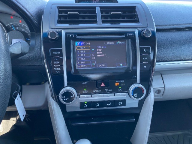 Toyota Camry Vehicle Full-screen Gallery Image 12