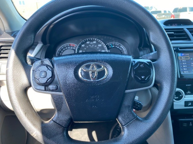 Toyota Camry Vehicle Full-screen Gallery Image 13