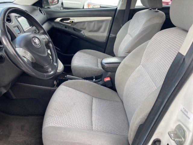 Toyota Matrix Vehicle Full-screen Gallery Image 08