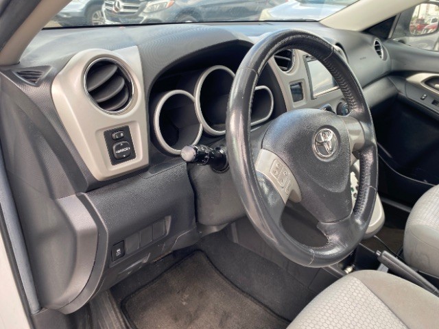 Toyota Matrix Vehicle Full-screen Gallery Image 09