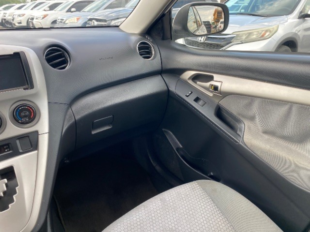 Toyota Matrix Vehicle Full-screen Gallery Image 10