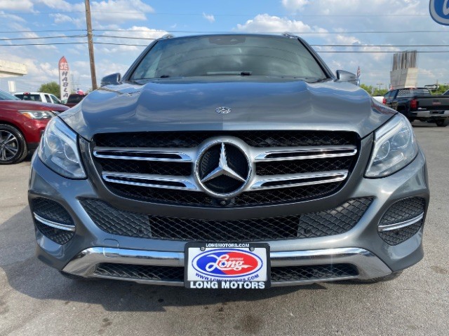 Mercedes-Benz GLE Vehicle Full-screen Gallery Image 02