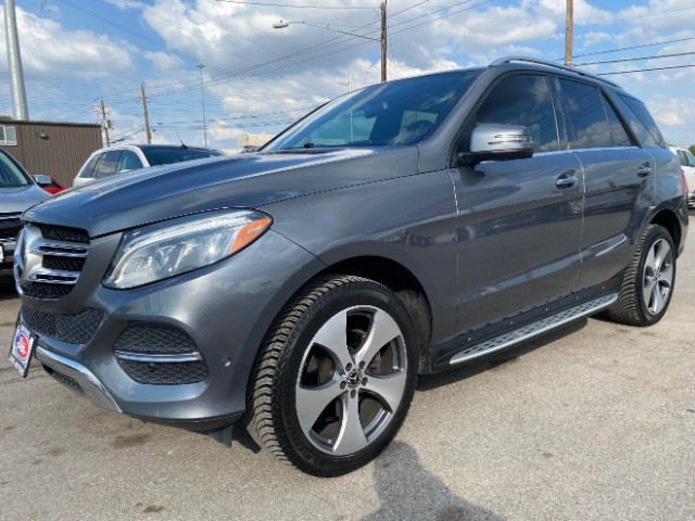 Mercedes-Benz GLE Vehicle Full-screen Gallery Image 03