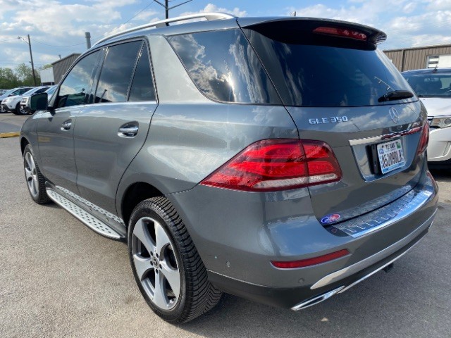 Mercedes-Benz GLE Vehicle Full-screen Gallery Image 04