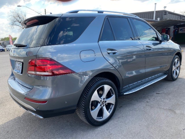 Mercedes-Benz GLE Vehicle Full-screen Gallery Image 05