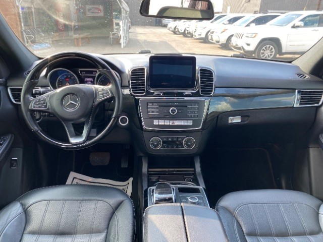 Mercedes-Benz GLE Vehicle Full-screen Gallery Image 06