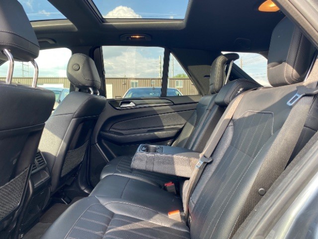 Mercedes-Benz GLE Vehicle Full-screen Gallery Image 07