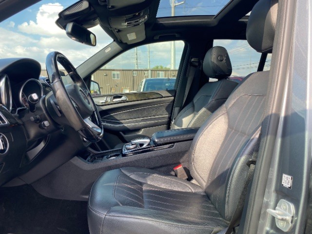 Mercedes-Benz GLE Vehicle Full-screen Gallery Image 08