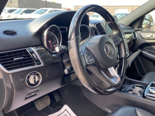 Mercedes-Benz GLE Vehicle Full-screen Gallery Image 09