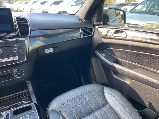 Mercedes-Benz GLE Vehicle Full-screen Gallery Image 10