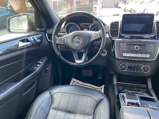 Mercedes-Benz GLE Vehicle Full-screen Gallery Image 11