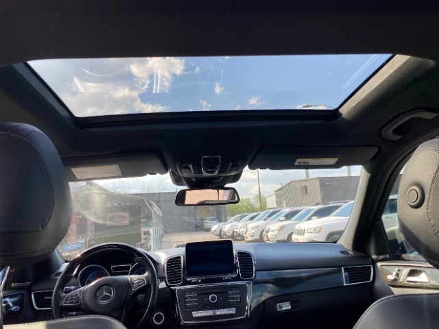 Mercedes-Benz GLE Vehicle Full-screen Gallery Image 12