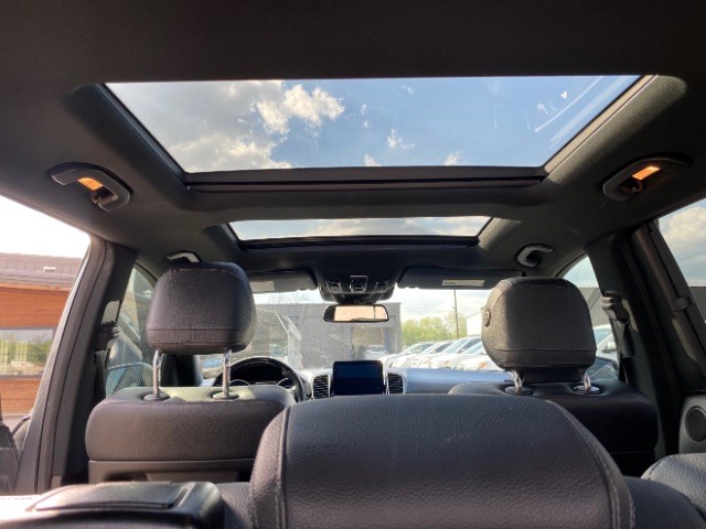 Mercedes-Benz GLE Vehicle Full-screen Gallery Image 13