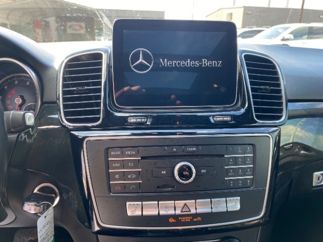 Mercedes-Benz GLE Vehicle Full-screen Gallery Image 14