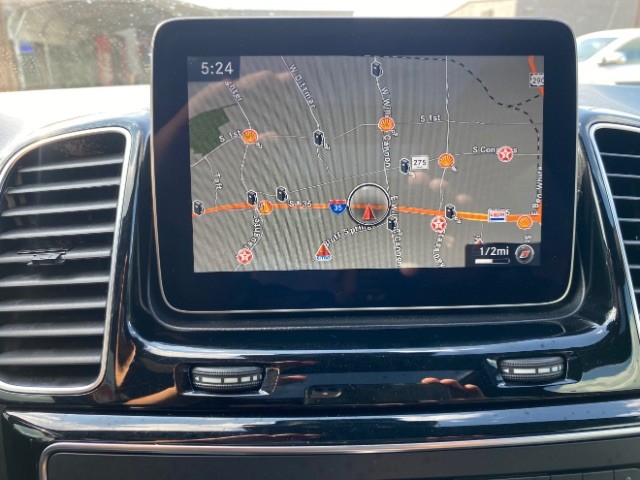 Mercedes-Benz GLE Vehicle Full-screen Gallery Image 15