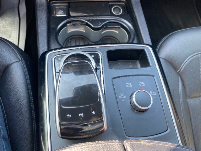 Mercedes-Benz GLE Vehicle Full-screen Gallery Image 16