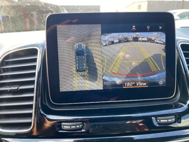 Mercedes-Benz GLE Vehicle Full-screen Gallery Image 17