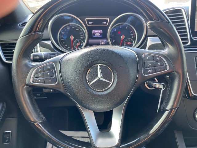 Mercedes-Benz GLE Vehicle Full-screen Gallery Image 18