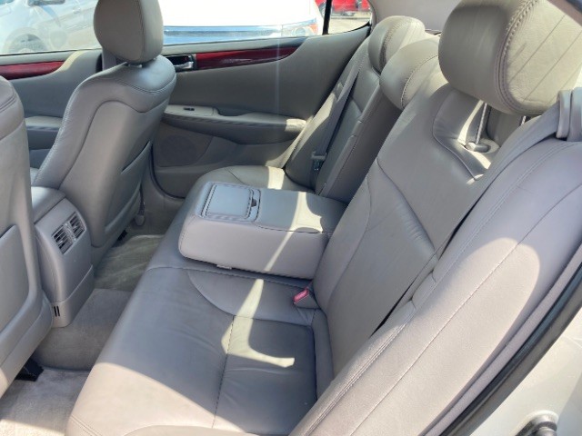 Lexus ES 330 Vehicle Full-screen Gallery Image 07