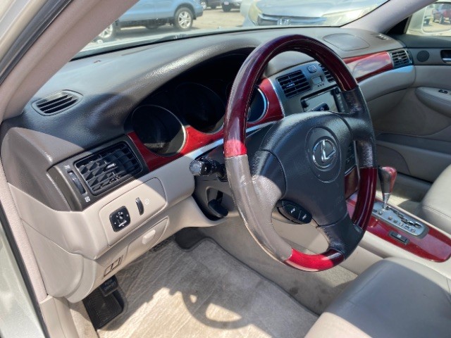Lexus ES 330 Vehicle Full-screen Gallery Image 09