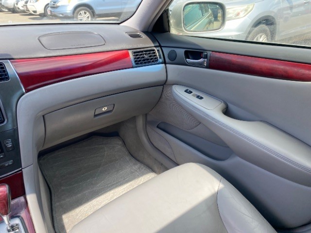 Lexus ES 330 Vehicle Full-screen Gallery Image 11