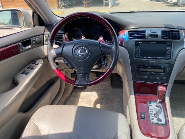Lexus ES 330 Vehicle Full-screen Gallery Image 12