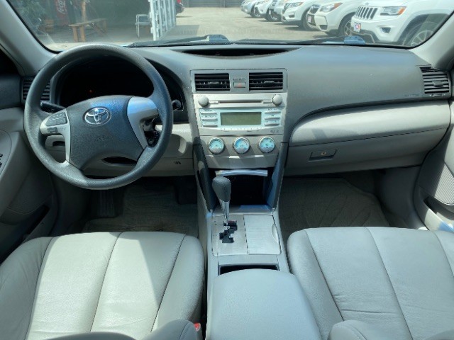 Toyota Camry Vehicle Full-screen Gallery Image 06