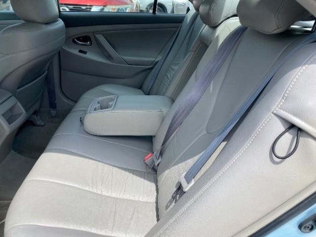 Toyota Camry Vehicle Full-screen Gallery Image 07