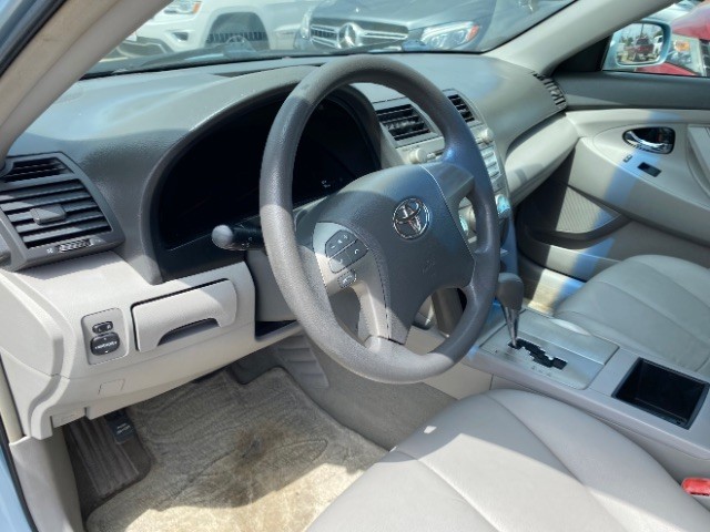 Toyota Camry Vehicle Full-screen Gallery Image 09