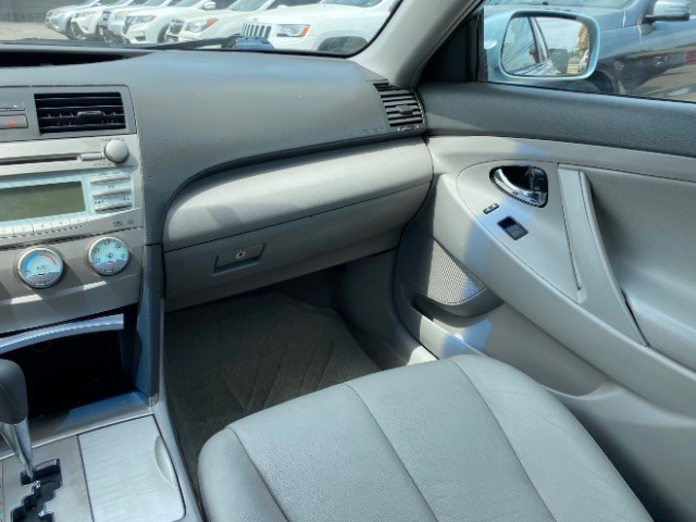 Toyota Camry Vehicle Full-screen Gallery Image 10