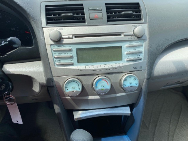 Toyota Camry Vehicle Full-screen Gallery Image 12