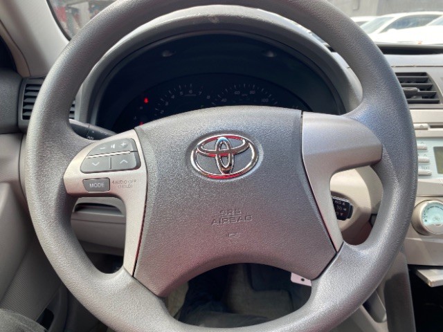 Toyota Camry Vehicle Full-screen Gallery Image 13