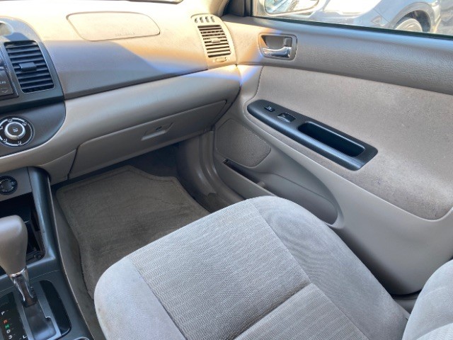 Toyota Camry Vehicle Full-screen Gallery Image 10