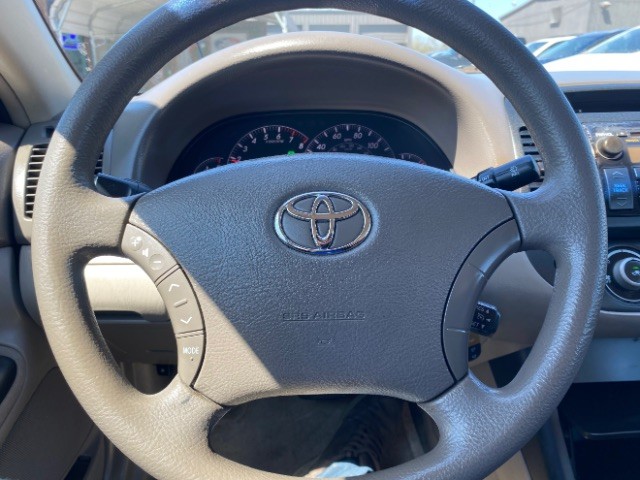 Toyota Camry Vehicle Full-screen Gallery Image 13