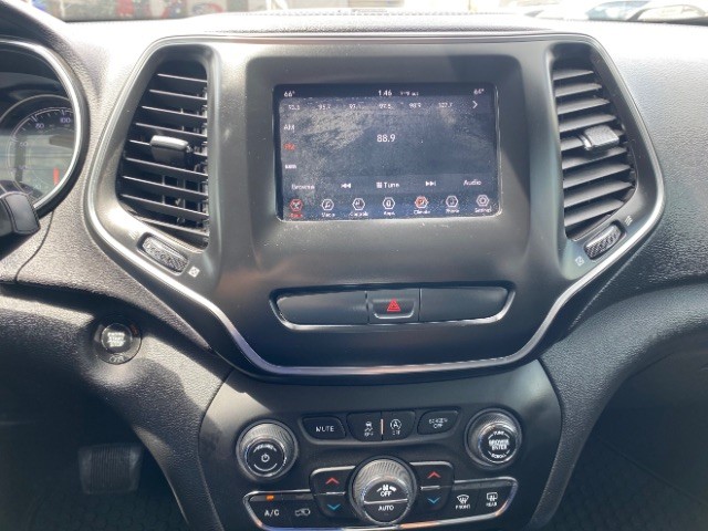 Jeep Cherokee Vehicle Full-screen Gallery Image 12