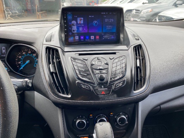 Ford Escape Vehicle Full-screen Gallery Image 12
