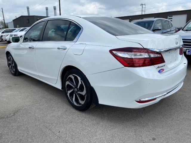 Honda Accord Sedan Vehicle Full-screen Gallery Image 04