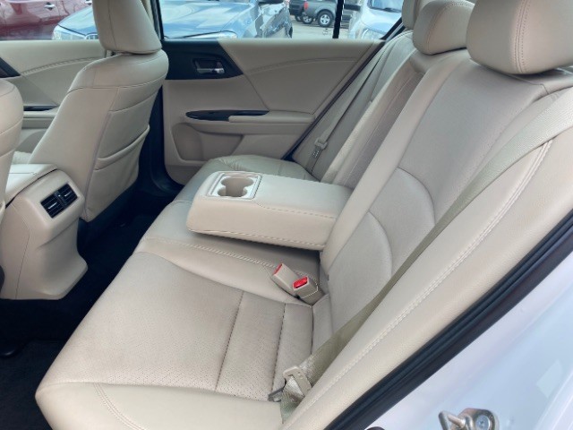 Honda Accord Sedan Vehicle Full-screen Gallery Image 07