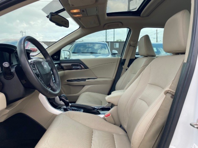 Honda Accord Sedan Vehicle Full-screen Gallery Image 08