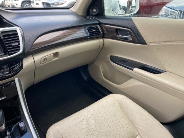 Honda Accord Sedan Vehicle Full-screen Gallery Image 10