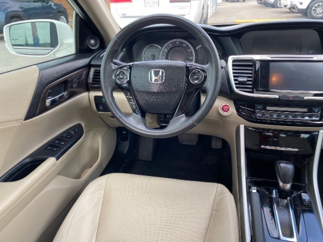 Honda Accord Sedan Vehicle Full-screen Gallery Image 11