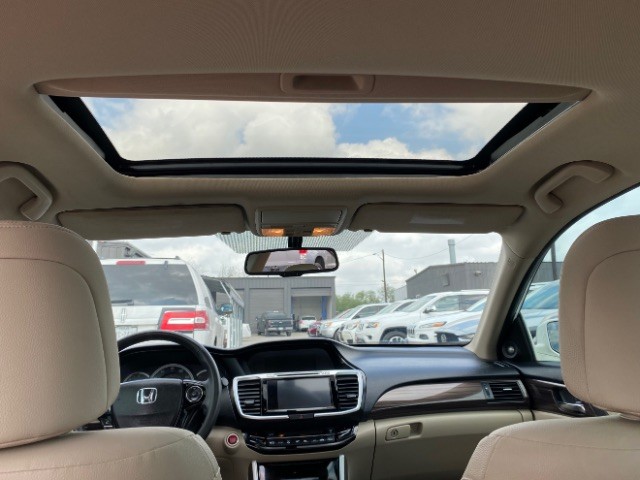 Honda Accord Sedan Vehicle Full-screen Gallery Image 12