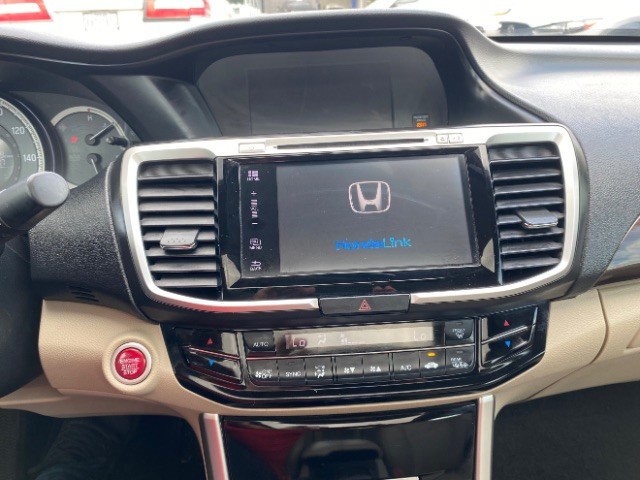 Honda Accord Sedan Vehicle Full-screen Gallery Image 13