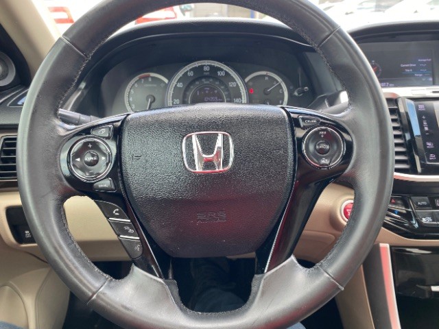 Honda Accord Sedan Vehicle Full-screen Gallery Image 15