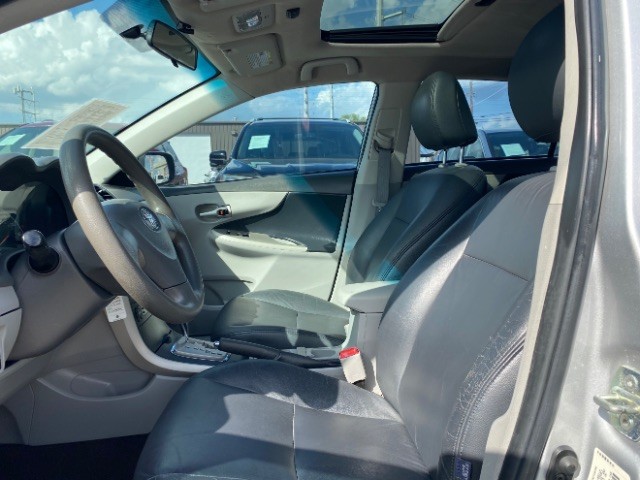 Toyota Corolla Vehicle Full-screen Gallery Image 08
